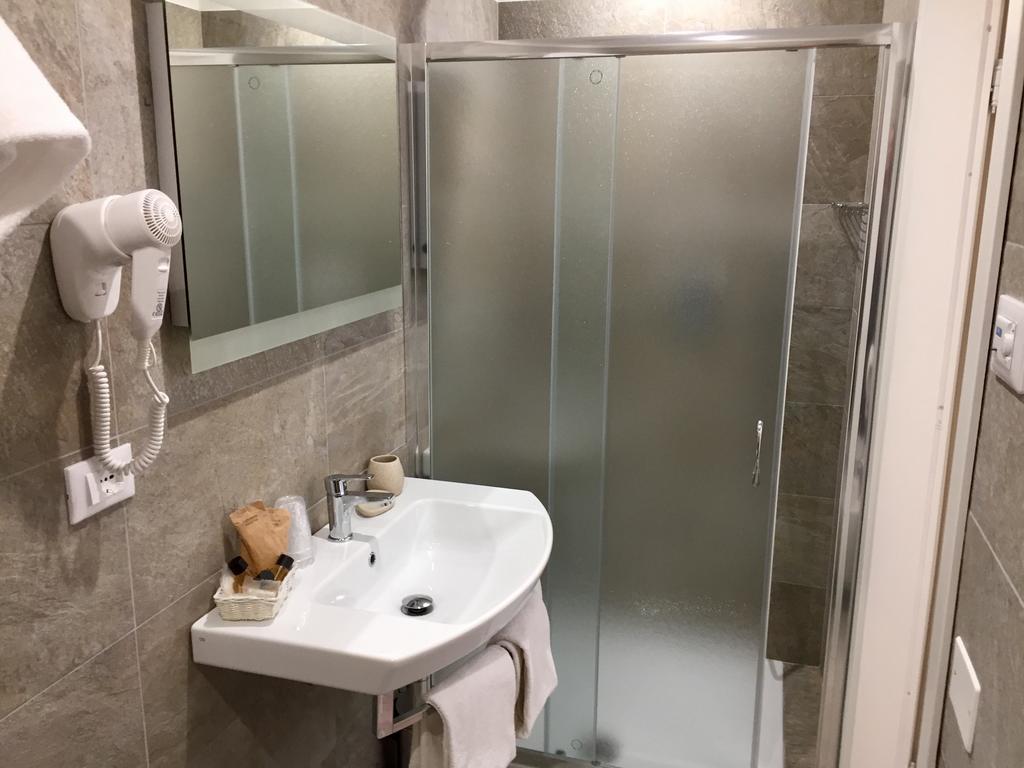 Hotel Mercedes Лимоне-суль-Гарда Экстерьер фото